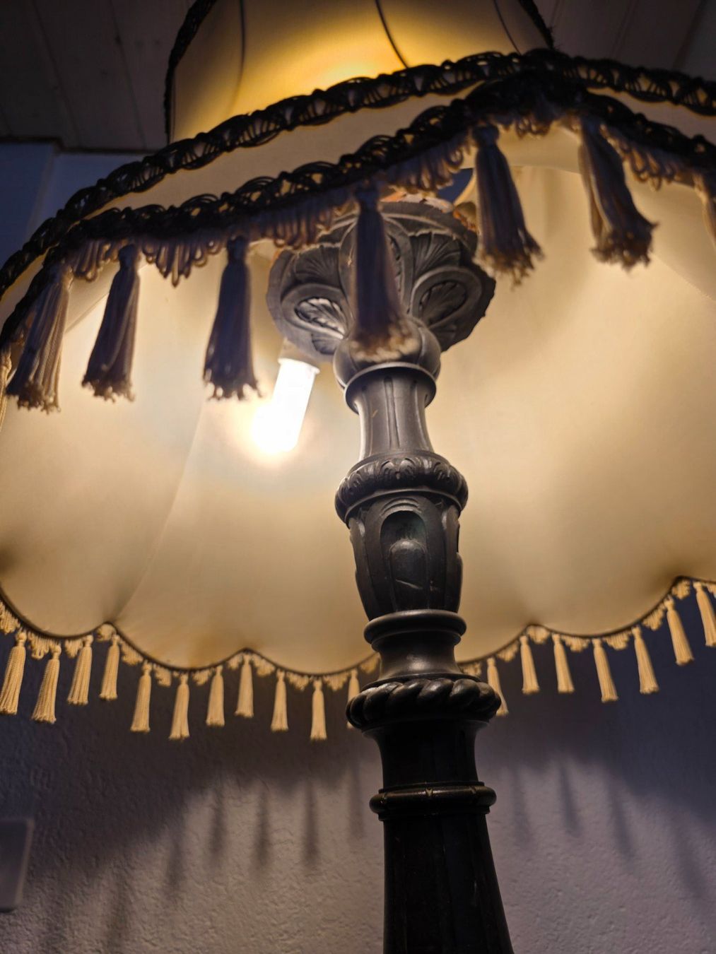 Lampes: robuste antike Ständerlampe Leuchte Schirm Stehlampe Lampe – D'occasion à Walterswil BE par Lonitti 4