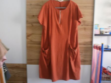 Kleid orange Grösse X L mit Reissverschluss und Taschen