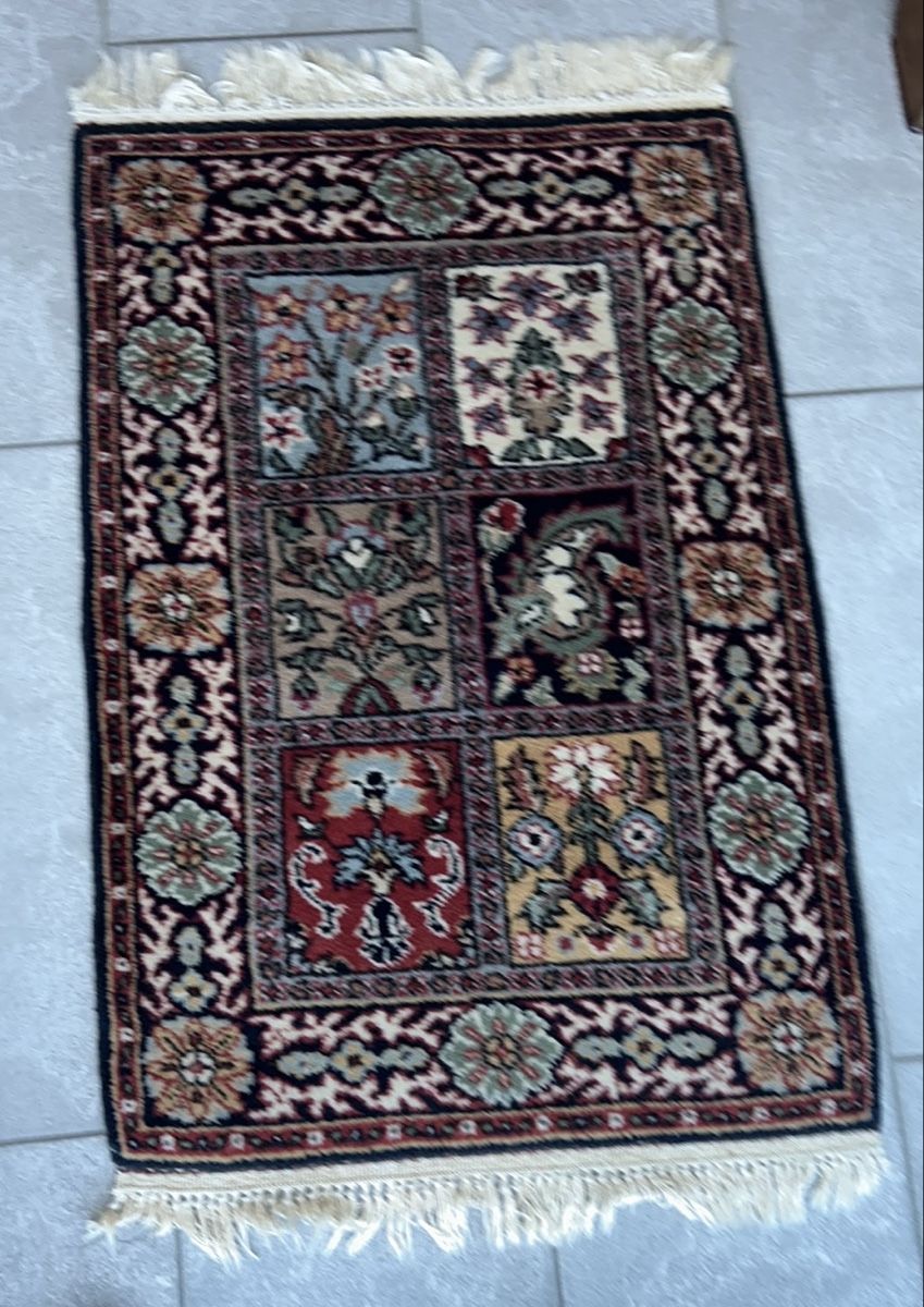 Tappeti: Kleiner Teppich mit Blumenmuster blau rot beige – Usato da Aarwangen venduto da to-hirschi