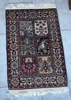 Kleiner Teppich mit Blumenmuster blau rot beige