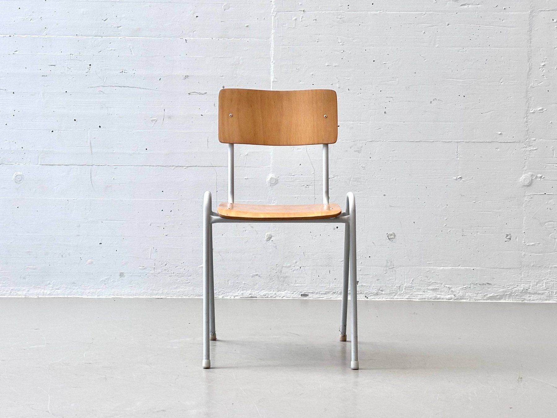 Sedie: Retro Stapelstühle mit weissem Gestell – Usato da Zürich venduto da LeMoege 3