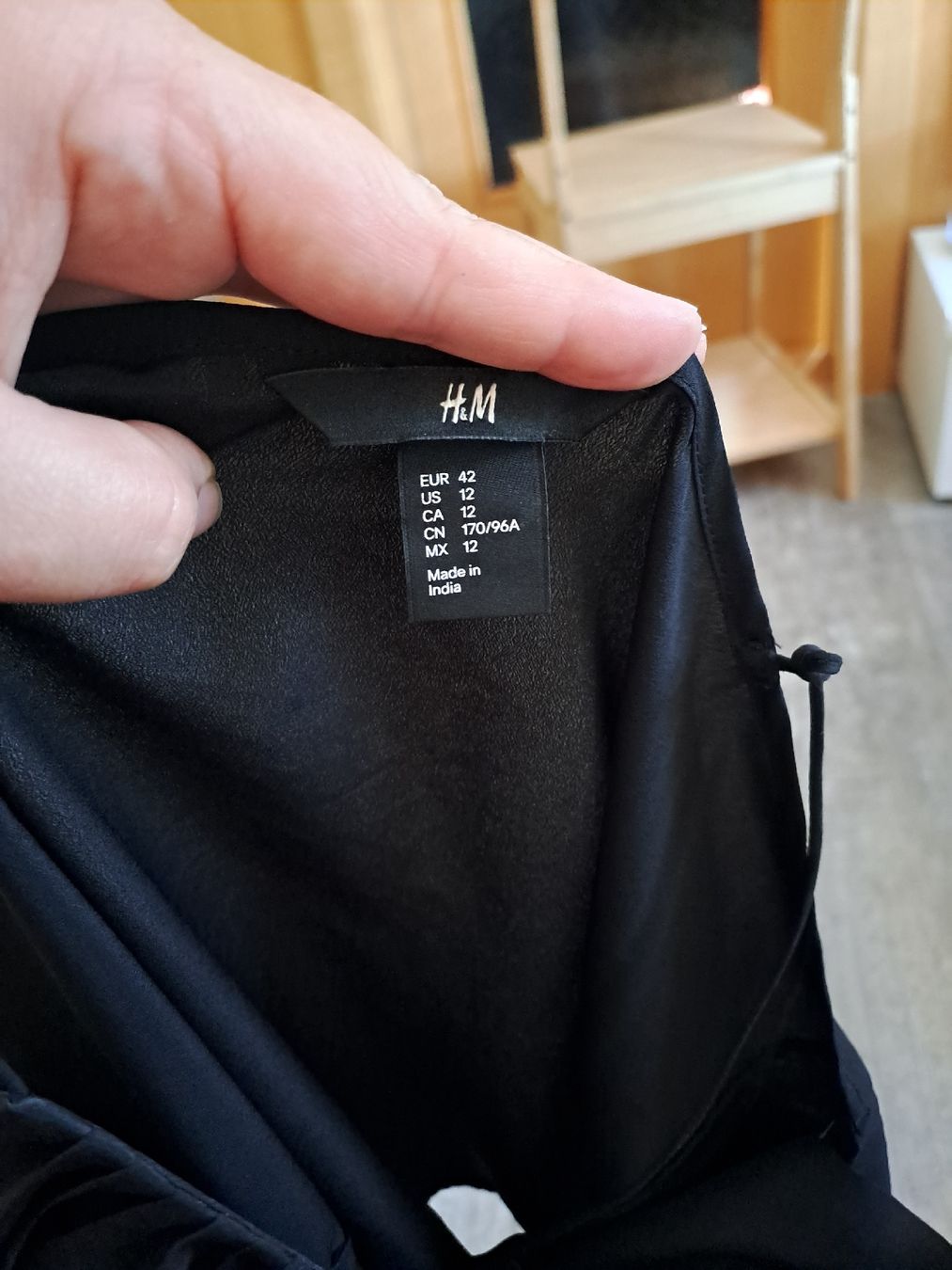 H&M Top: H&M Top schwarz Gr. 42 mit Rüschen – Usato da Rickenbach LU venduto da bishiida 3