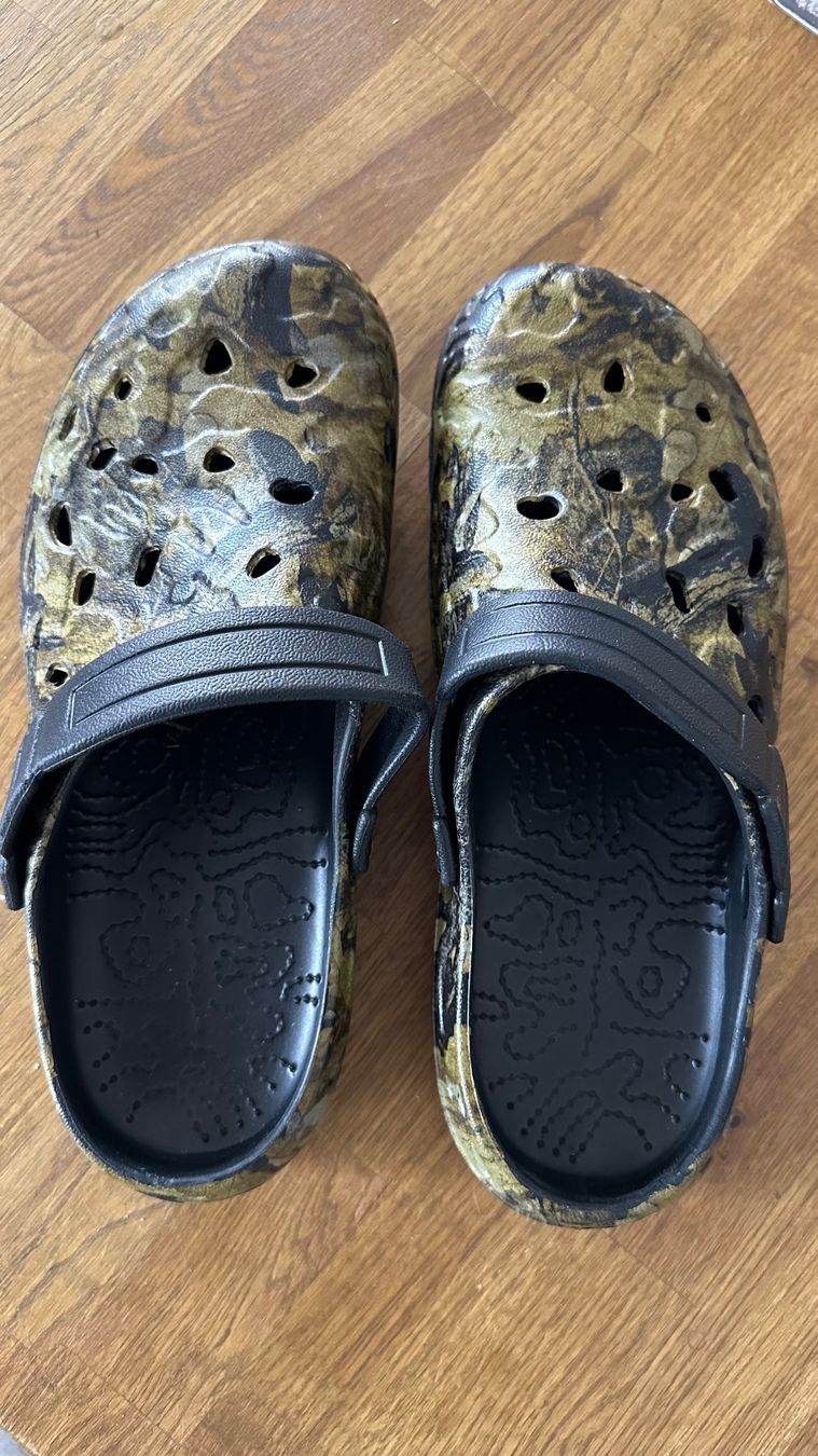 Uniformi: Clogs, Grösse 41/42, Camouflage Muster! – Nuovo e nell'imballaggio originale da Krauchthal venduto da Kiddy32