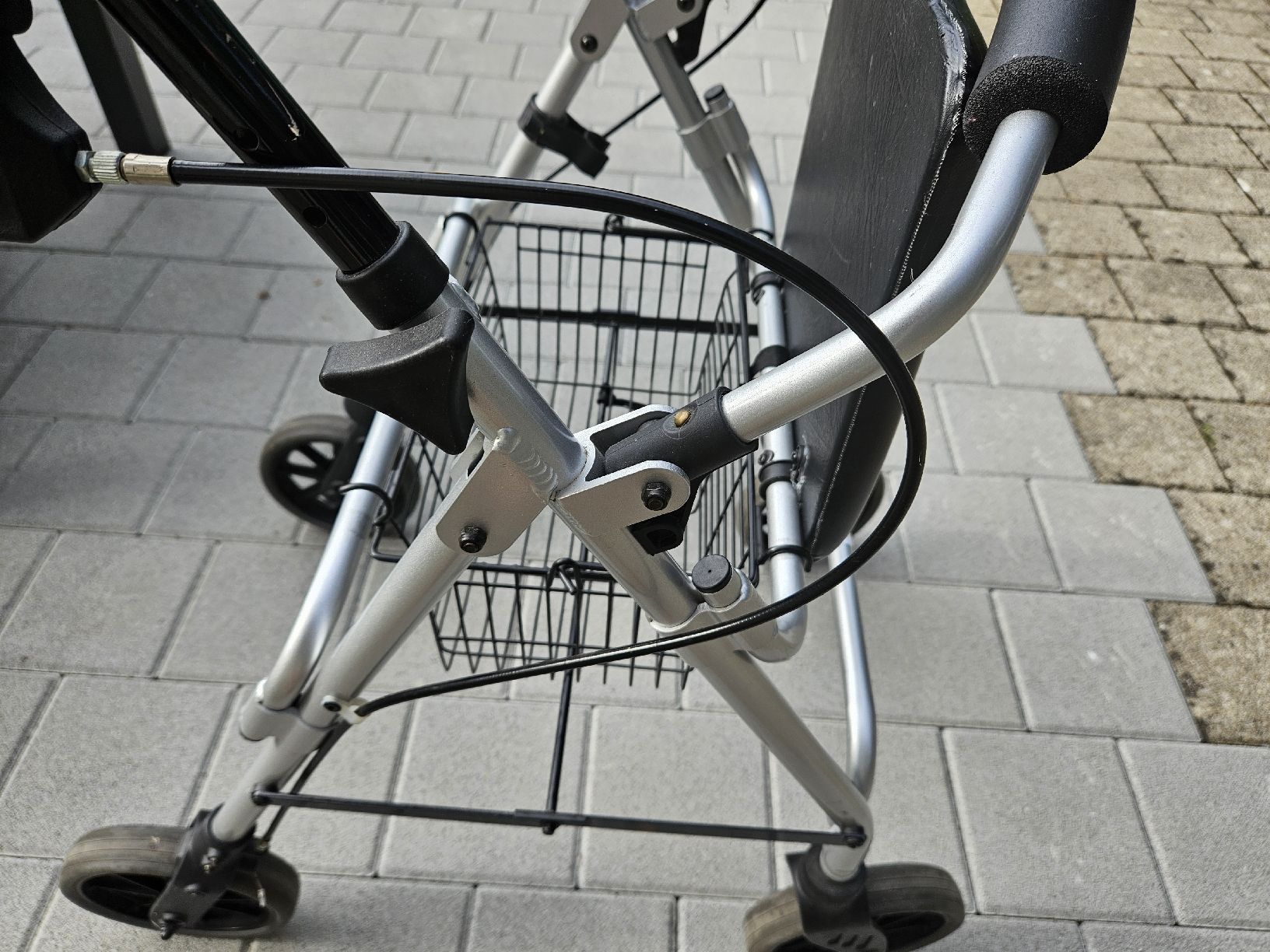 Aides à la marche: Rollator Nova mit Sitz und Korb silber – D'occasion à Turgi par Gruenland 2