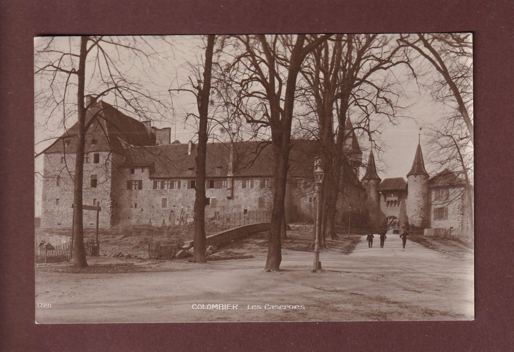 Cartoline postali: COLOMBIER - Les Casernes – Usato da Pully venduto da nicecards