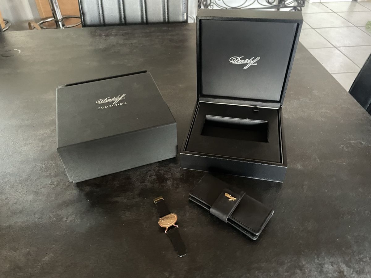 Davidoff Sigari: Bague Cigare Ring Davidoff Argent 800 Doré Cuir Noir – Usato da Vallamand venduto da Bricbracbroc82