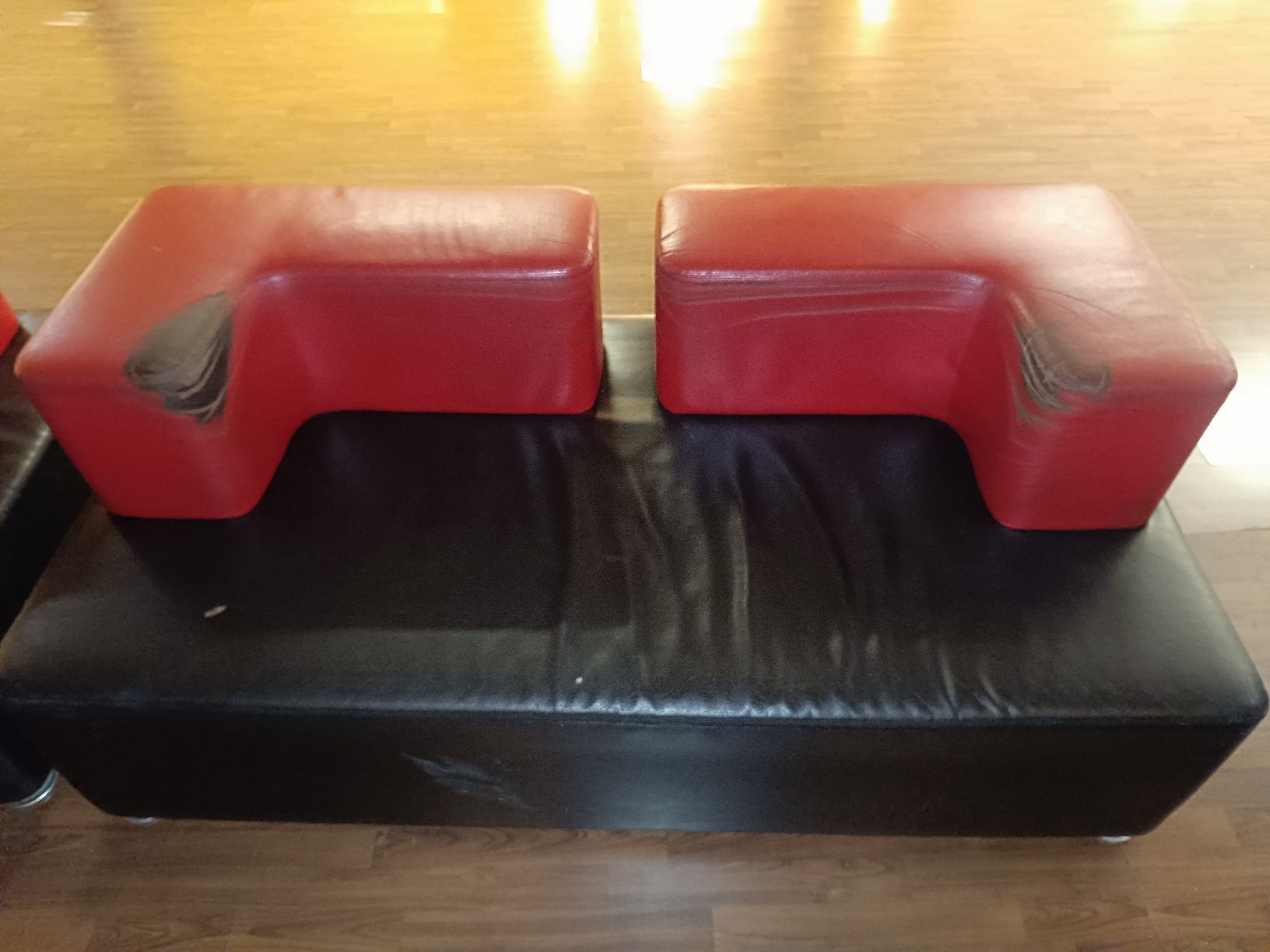 Sofas: Möbelset Lounge schwarz-rot mit Gebrauchsspuren – Gebraucht aus Wettingen von Sel_Bat 3