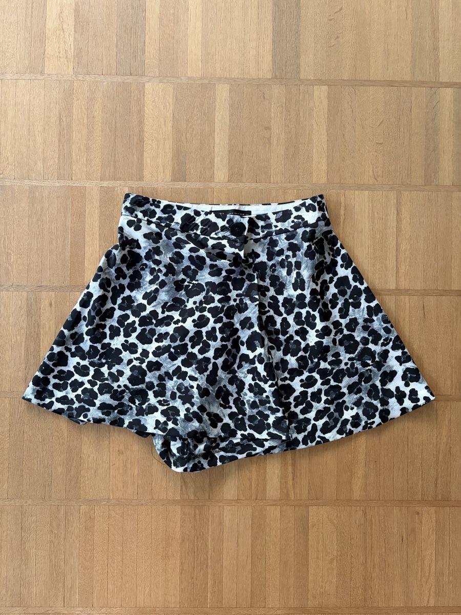 Zara Pantalons: Zara Shorts mit Leomuster – Neuf (Voir description) à Zürich par bib_ds9n