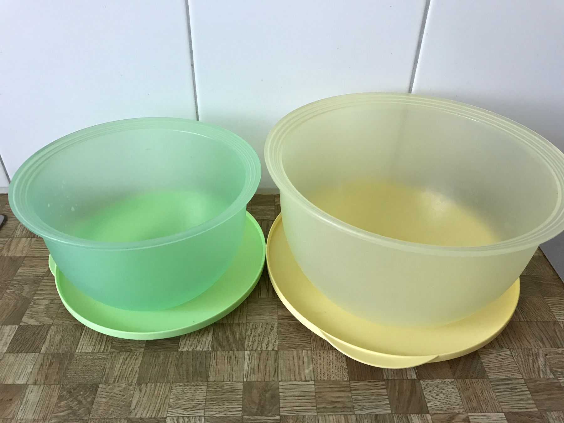 Tupperware Contenitori & Simili: Tupperware    2 Schüsseln mit Deckel – Usato da Birmensdorf ZH venduto da Hilhan 1