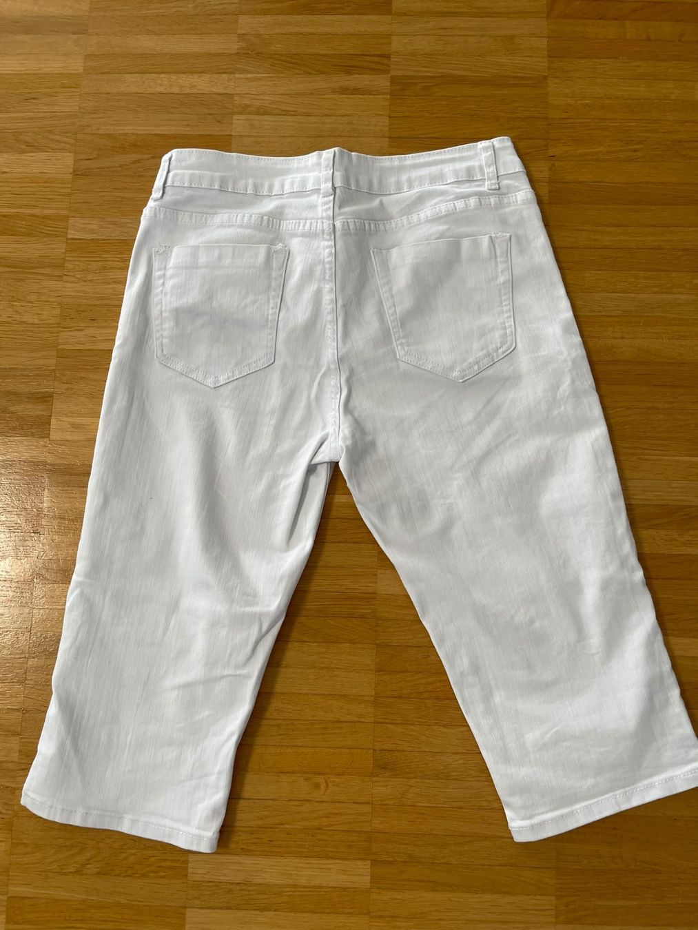 Pantaloni: WEISSE CAPRIHOSE, GRÖSSE L/40 – Usato da Uster venduto da v.santos 1