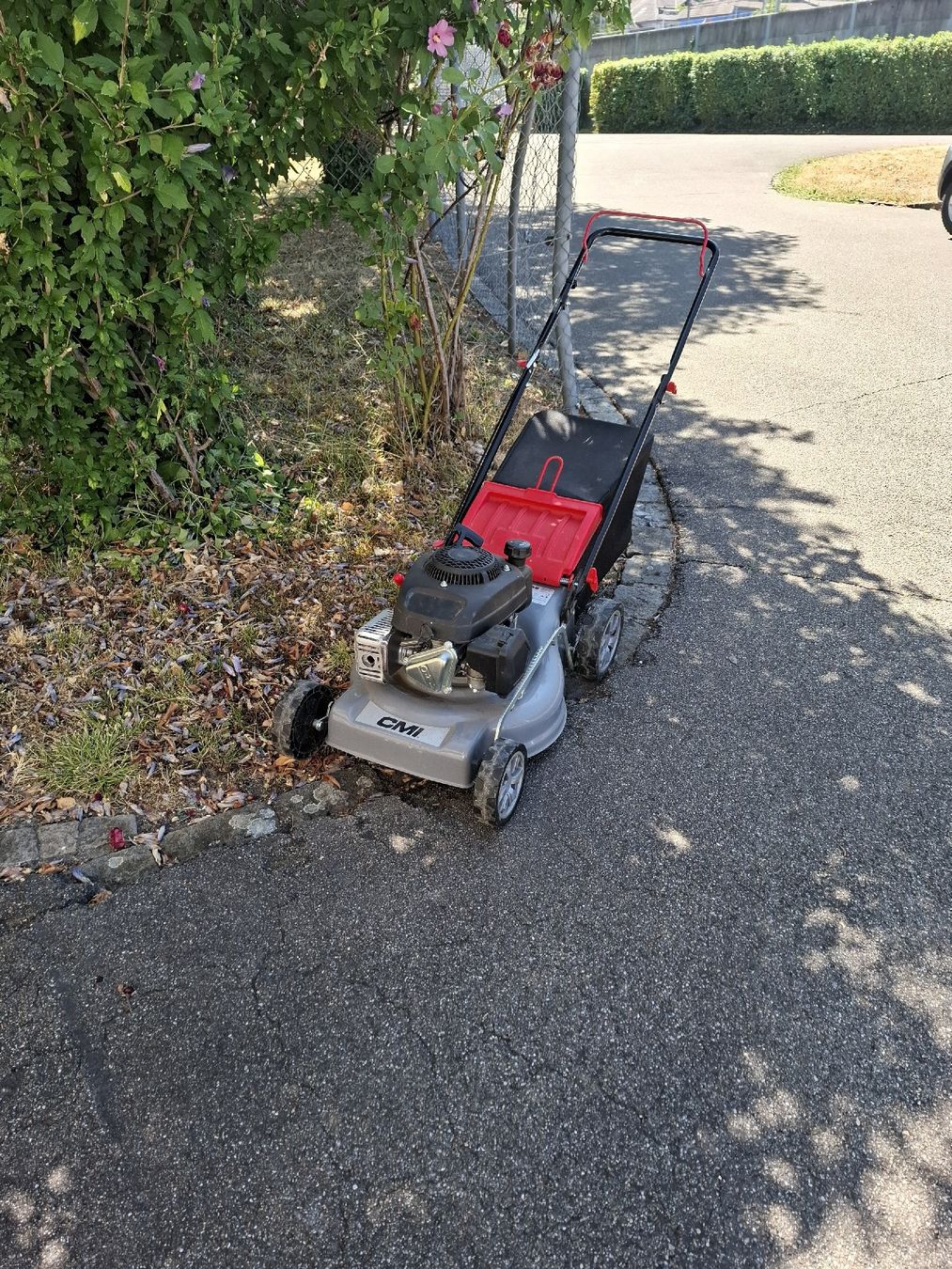 Rasenmäher: Kleiner Rasenmäher Benzin – Gebraucht aus Reinach BL von chlaus04