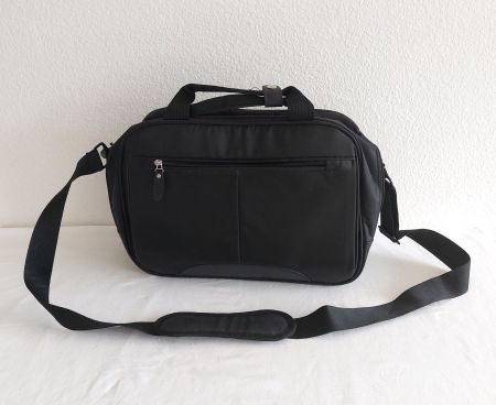 Neuwertige Tasche mit Tragegurt für den Laptop