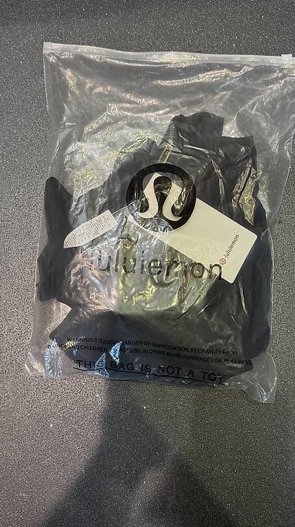 Top: LULULEMON NOIR – Usato da Zürich venduto da yyoosko.shop 2
