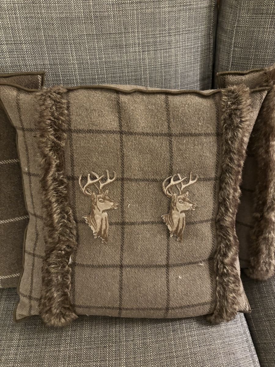 Cuscini: 4x Wool/Fur cushions, mountain challet/ deer design. – Nuovo (secondo la descrizione) da Küsnacht ZH venduto da xavier74 1