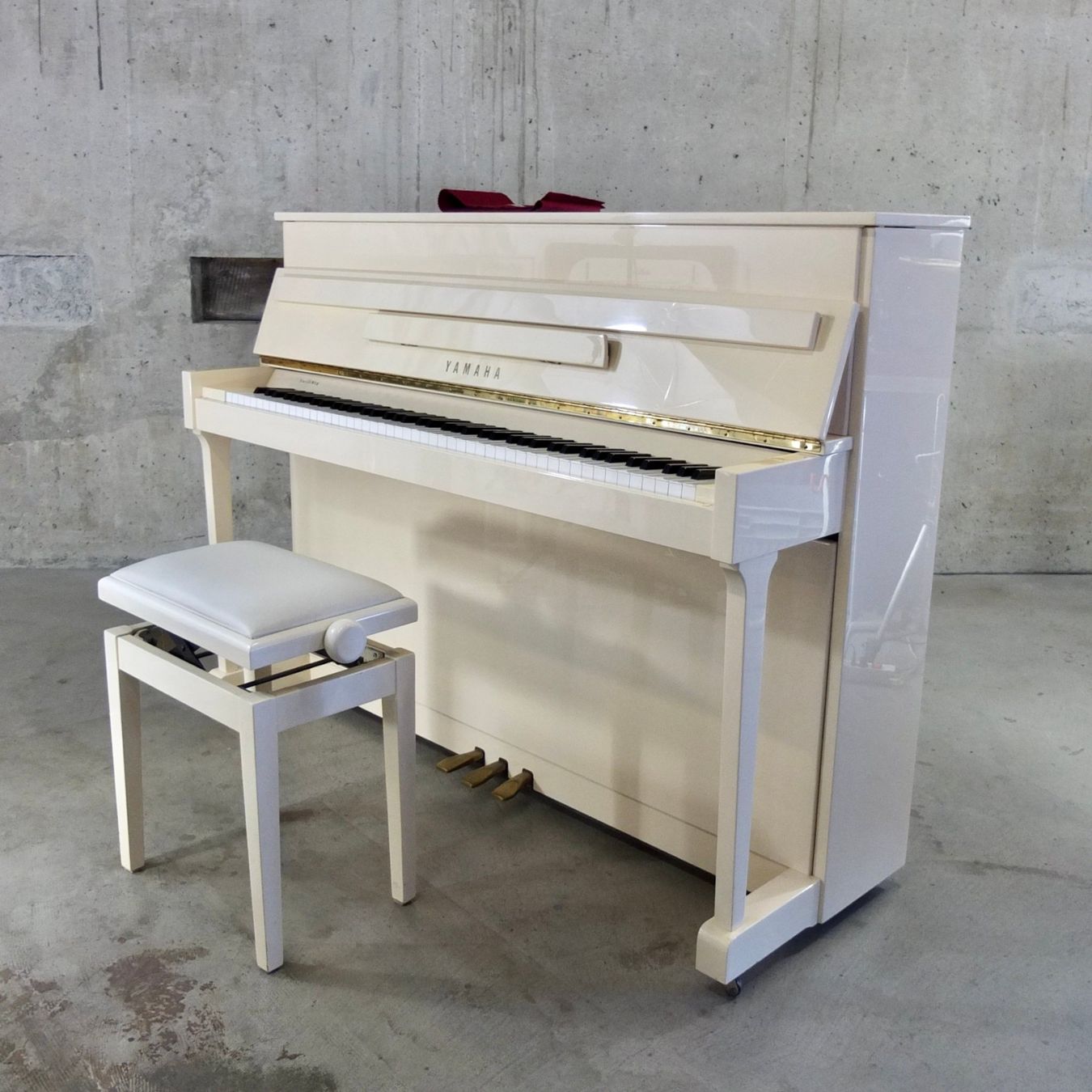 Yamaha Strumenti musicali: Klavier Yamaha E110N, weiss poliert – Usato da Basel venduto da Brocki-auf-dem-Wolf