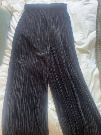 MANGO Black Plissé Trousers - Elegant & Flowy, Size S! (52)