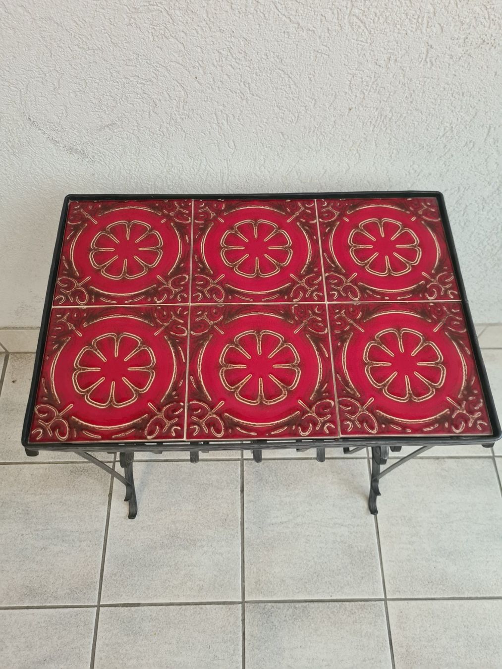 Tische: Table d'appoint fer forgé et carreaux rouges décorés – Gebraucht aus Monthey von 187-zeroo 2