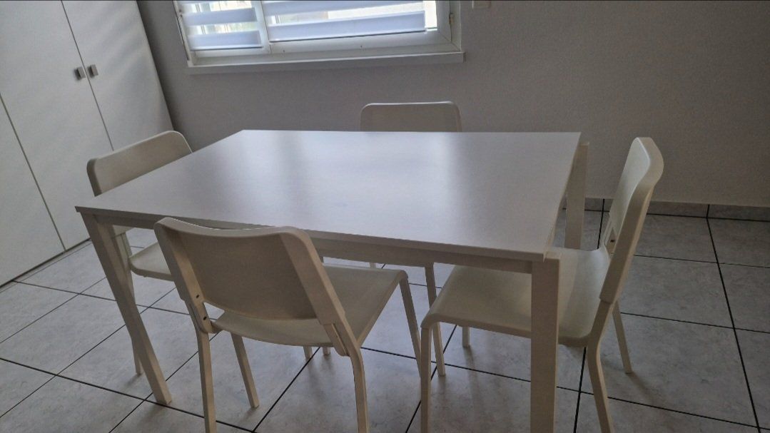 Ikea Set di tavolo e panche: Esstisch VIHALS weiss mit 4 Stühlen gebraucht – Usato da Zuchwil venduto da jos_k2hs