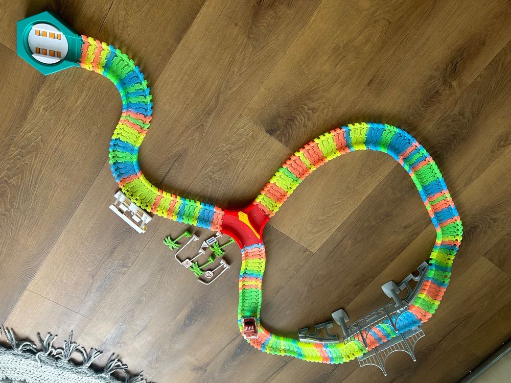 Flexible Auto Rennbahn Mit Saugnäpfen | 390cm Aufrollbare Fahrbahn Für Kinder | Mit 12 Saugnapfbechern & 4 Autos