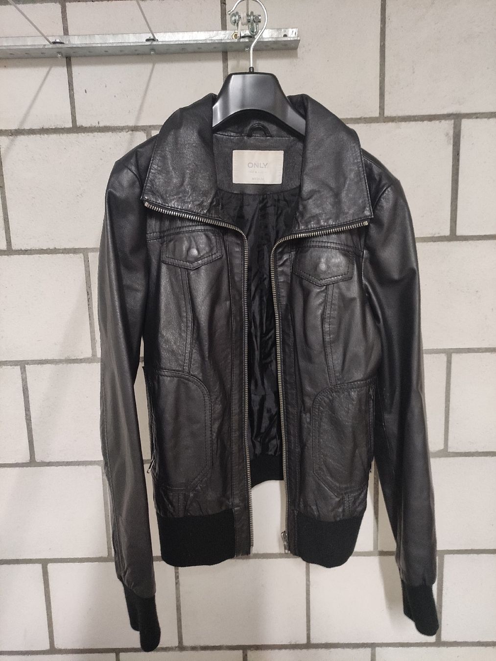 Only Giacche: Schwarze ONLY Kunstlederjacke, Grösse M – Usato da Ittigen venduto da hasihasi10
