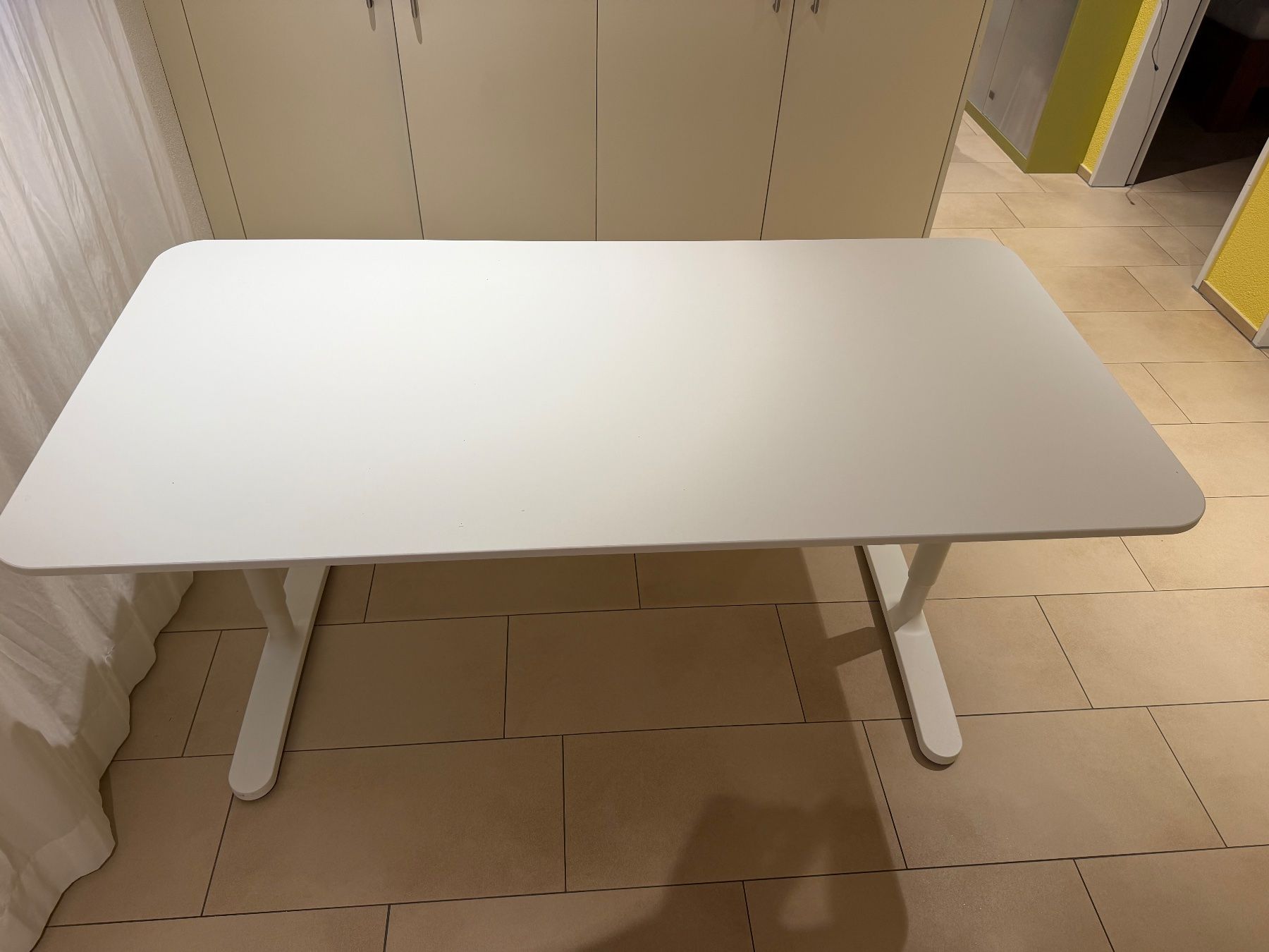 Ikea Scrivanie: IKEA BEKANT Schreibtisch weiss – Usato da Baar venduto da KA70 1