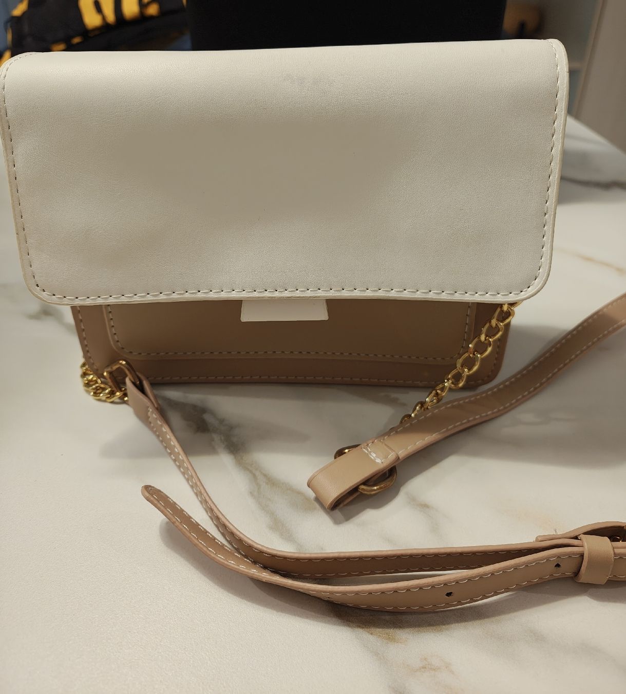 Borse da donna: Handtasche, beige/weiss mit Goldkette – Usato da Rütihof venduto da iva_2yts 5