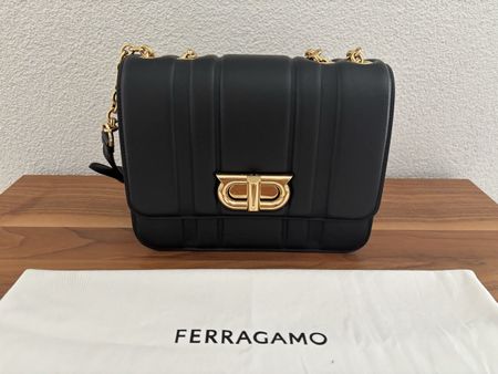 Ferragamo Gancini Mittelgrosse Schultertasche