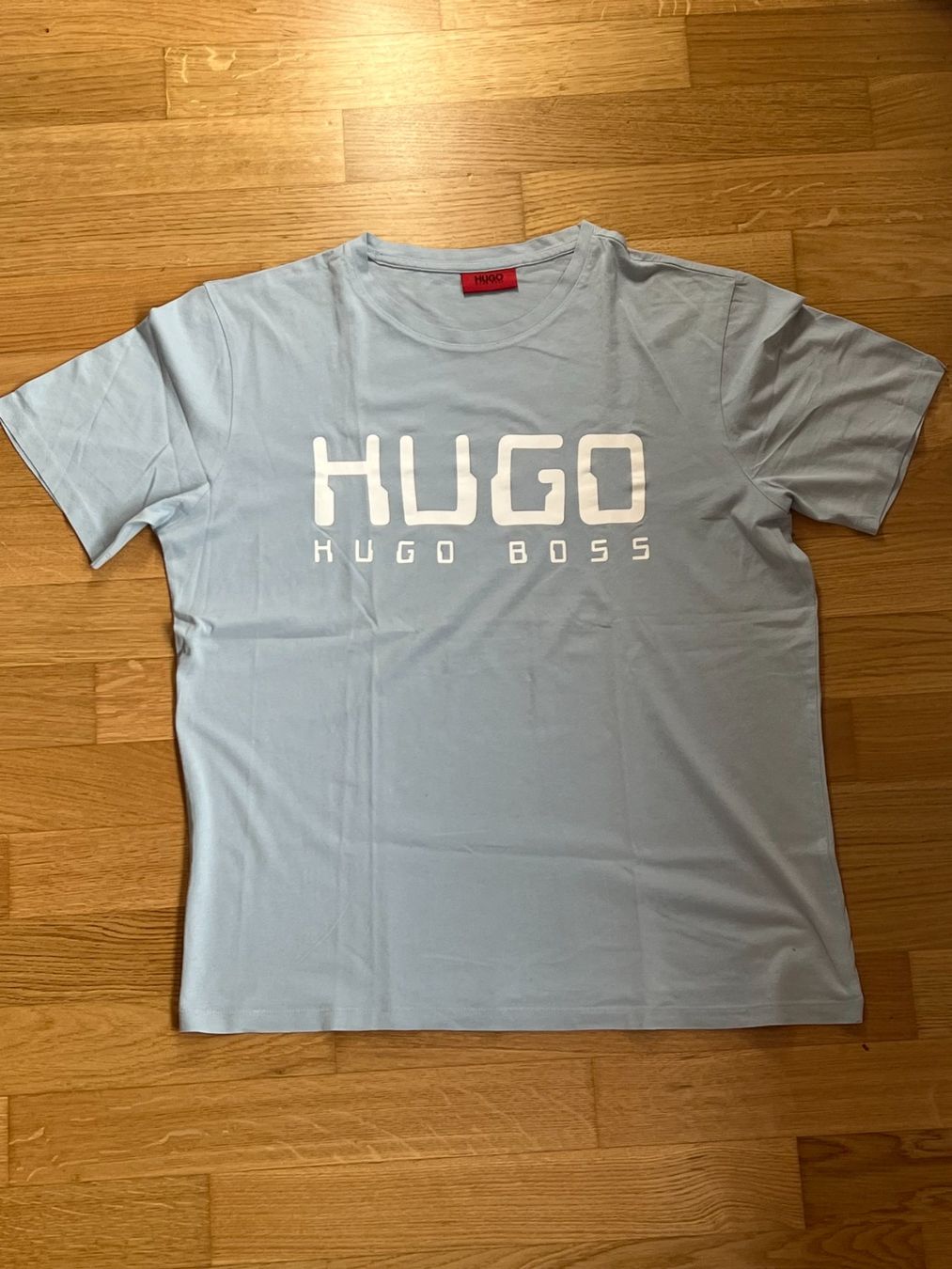 Hugo Boss T-shirts: T-shirt HUGO BOSS – D'occasion à Grand-Lancy par golden_601 1