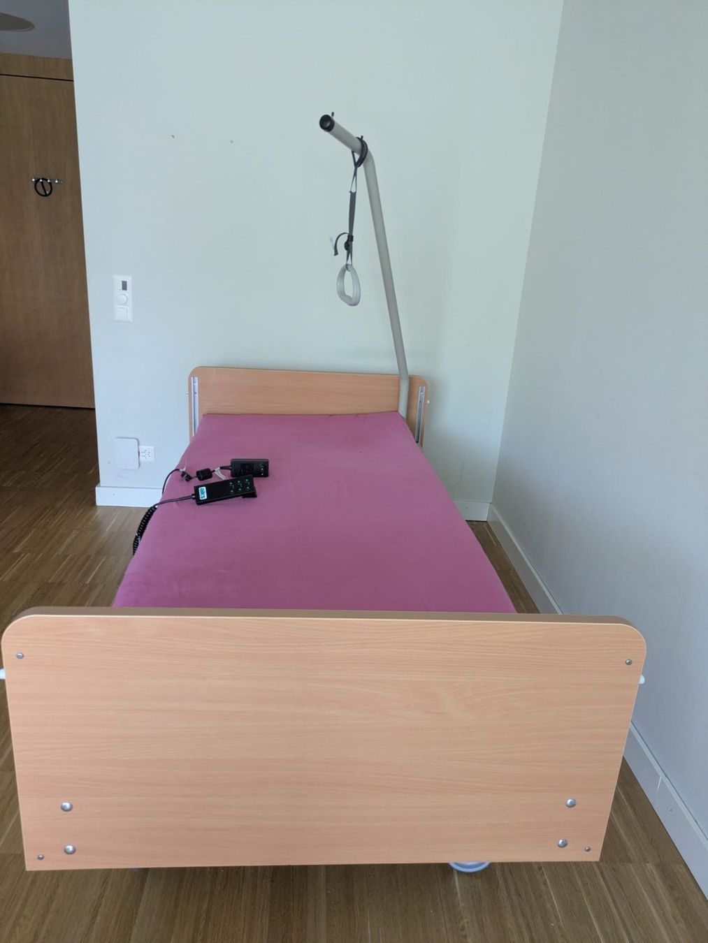 Letti: Pflegebett elektrisch "aks-S4" – Usato da Bergdietikon venduto da Ralz 2