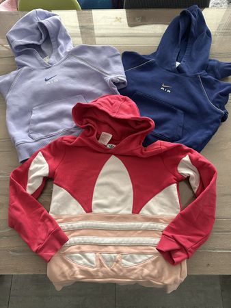 3 Hoodies Nike und Adidas Grösse134/140🤩