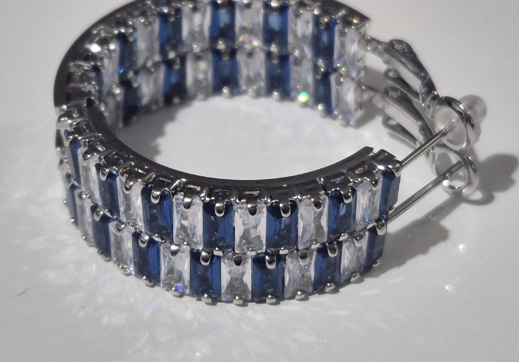Boucles d'oreille: Orecchini a cerchio con zirconi blu e bianchi argento – Neuf (Voir description) à Giubiasco par Stefaniav
