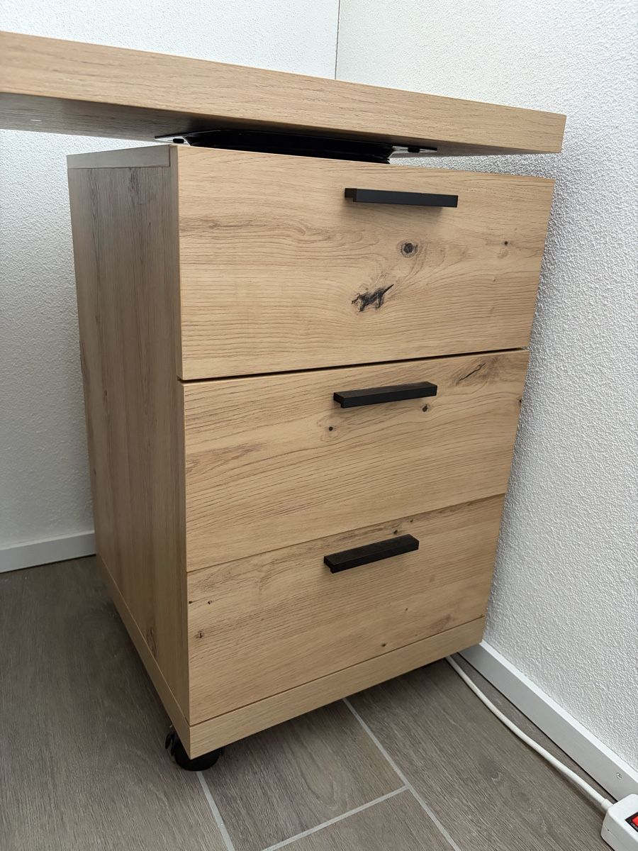 Schreibtische: Bürotisch (Ecktisch) – Gebraucht aus Dietlikon von car_t7pd 1