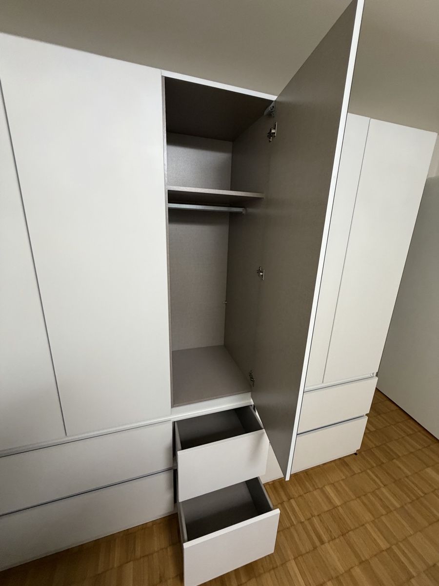 Schränke: Kleiderschrank – Gebraucht aus Oberwil BL von Hariva 4