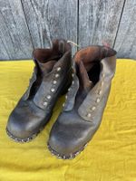 Bergschuhe mit Zacken, Leder, Wanderschuhe