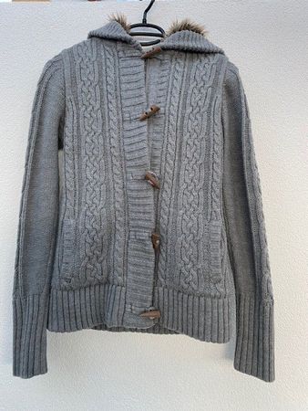 Graue Strickjacke von Chicoree, Grösse S, mit Kapuze!