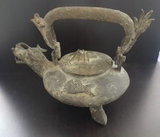 **Antike asiatische Bronze-Teekanne mit Drachen & Fisch**