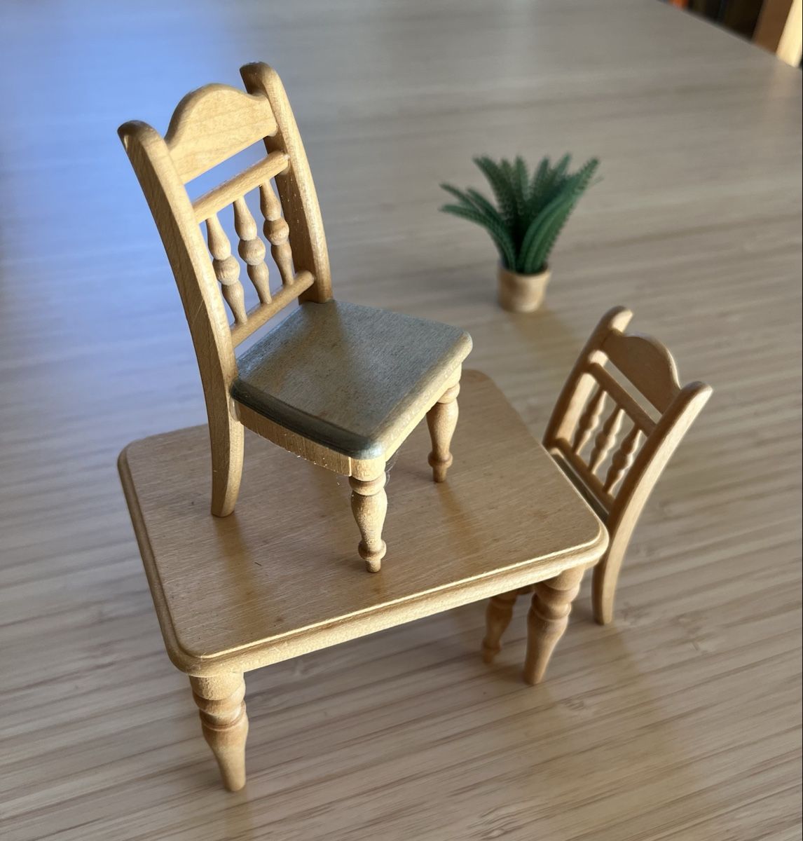 Maisons & Meubles de poupées: Table et chaises maison de poupée  – D'occasion à Euseigne par so.ART