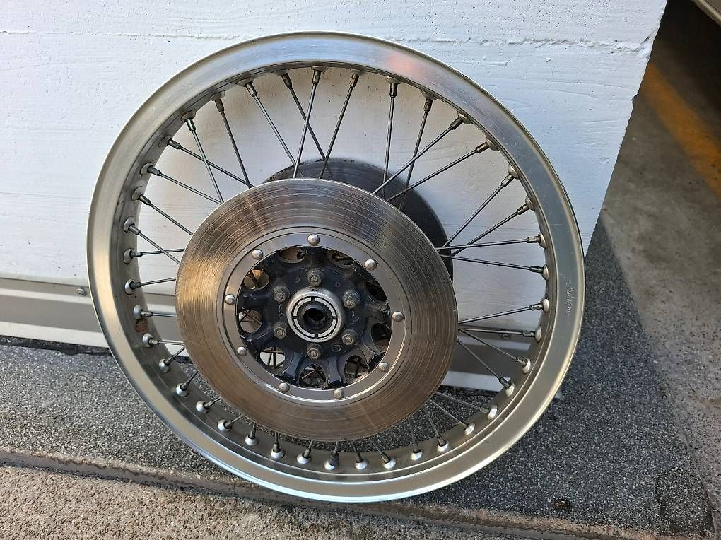 Honda Pneumatici & Ruote complete: Honda GL 1000 Vorderrad – Usato da Ebmatingen venduto da Moto42