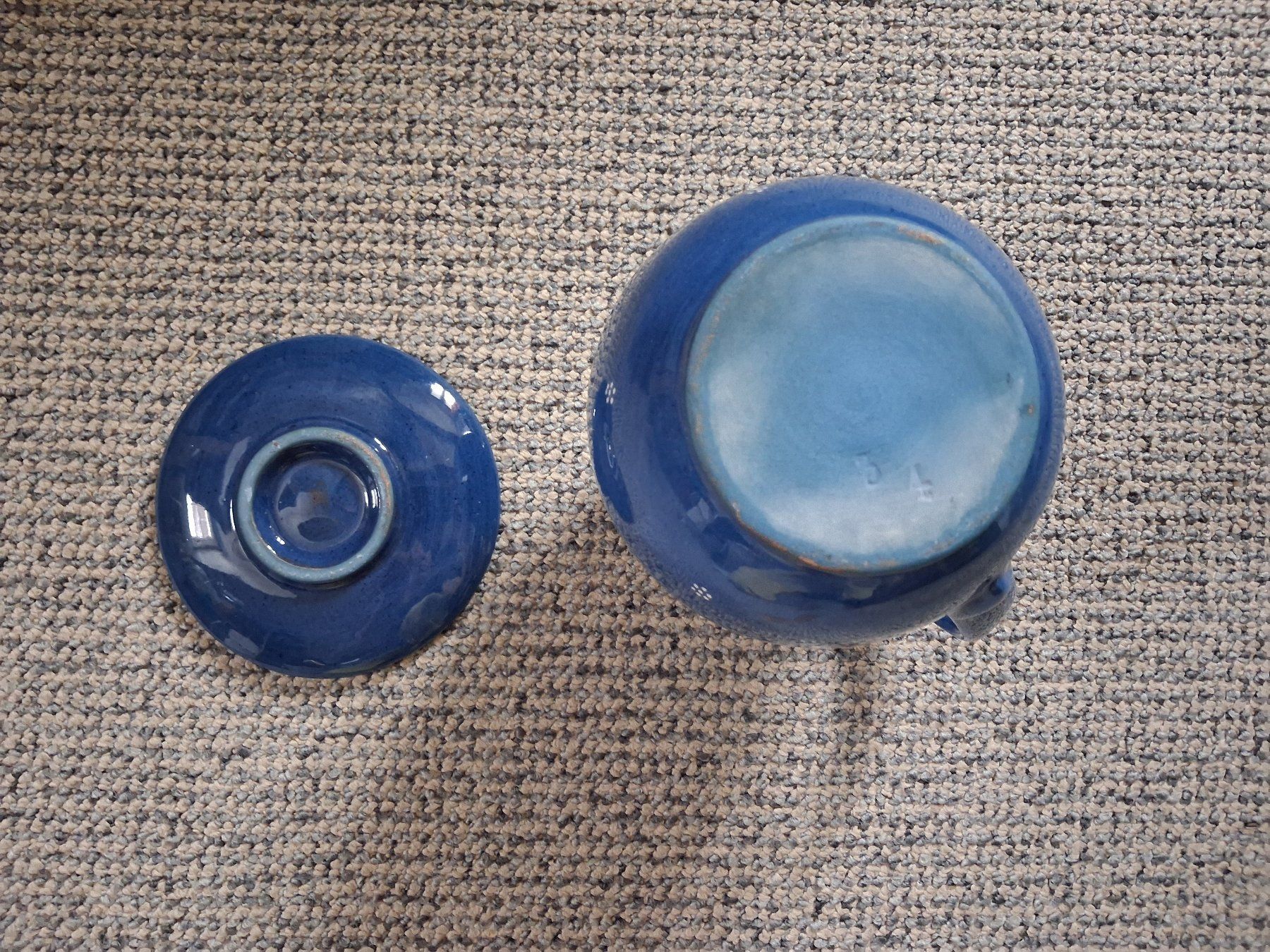 Set di piatti: Tiefblaue Keramikkaraffe mit Teller, weisse Blümchen – Usato da Wald ZH venduto da e8e 8