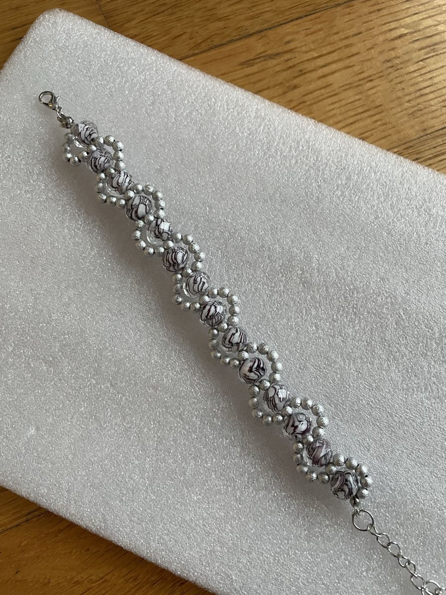 Armbänder & -reifen: Armband mit gestreiften Glasperlen, neu. – Neu (gemäss Beschreibung) aus Dietikon von Apel 1
