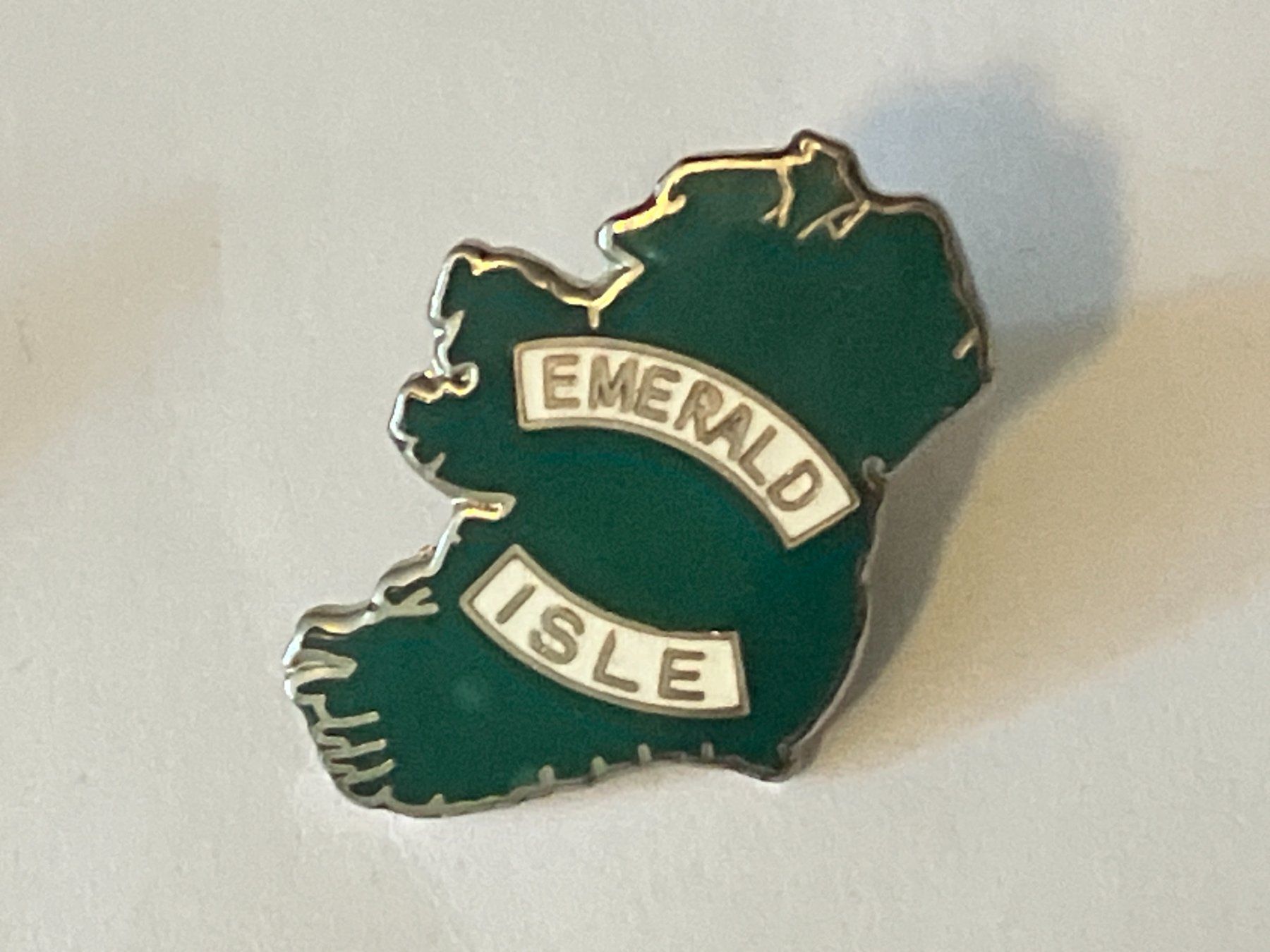 Placchette & Badge: 1 Pin Emerald Isle – Usato da Basel venduto da djwwpp