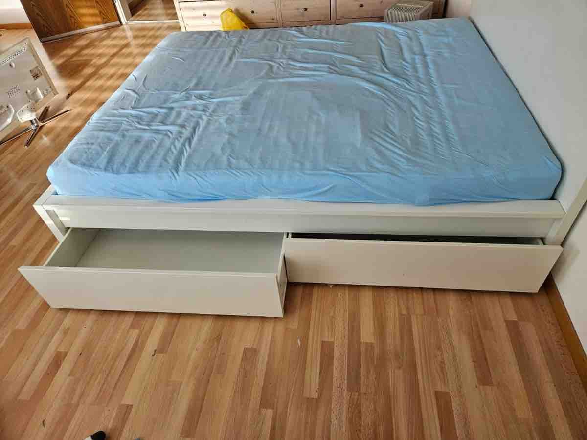Lits: Doppelbett weiss mit Schubladen – D'occasion à Hinwil par F-DS 1
