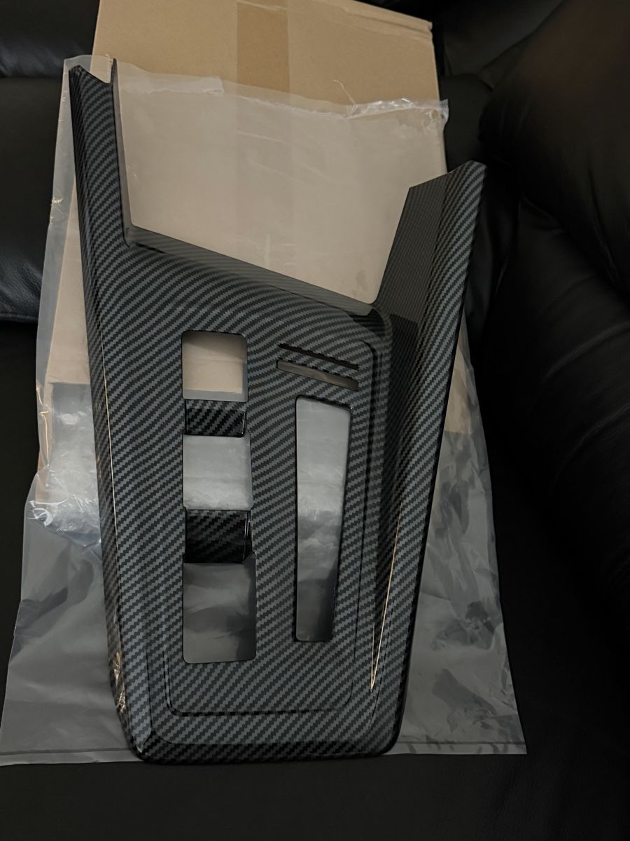 VW Alle Autoersatzteile: VW Golf 8 Mittelkonsole Carbon Look plst. – Neu (gemäss Beschreibung) aus Schaffhausen von zemerflori1