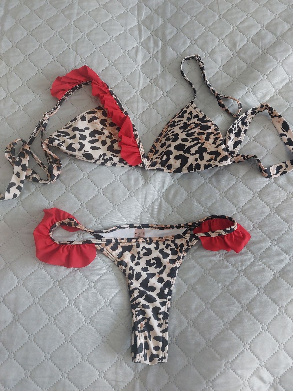 Costumi da bagno & Bikini: Sommer Bikini Set, Leo Muster mit Rüschen, Gr. S – Usato da Thun venduto da Alexanna