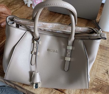 Elegante Guess Handtasche in Taupe