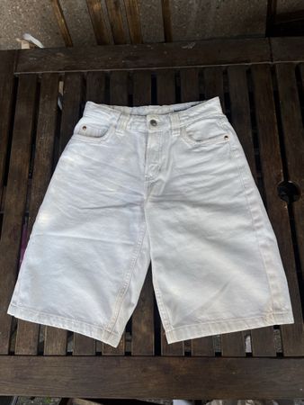 Weisse Bermuda (Jorts) von Bershka