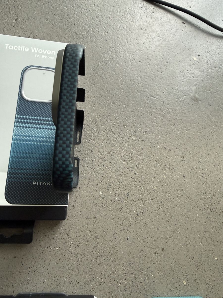 Apple Cover & Protezioni schermo: Pitaka Hülle Iphone 16pro max – Usato da Luzern venduto da mar_x96f 4