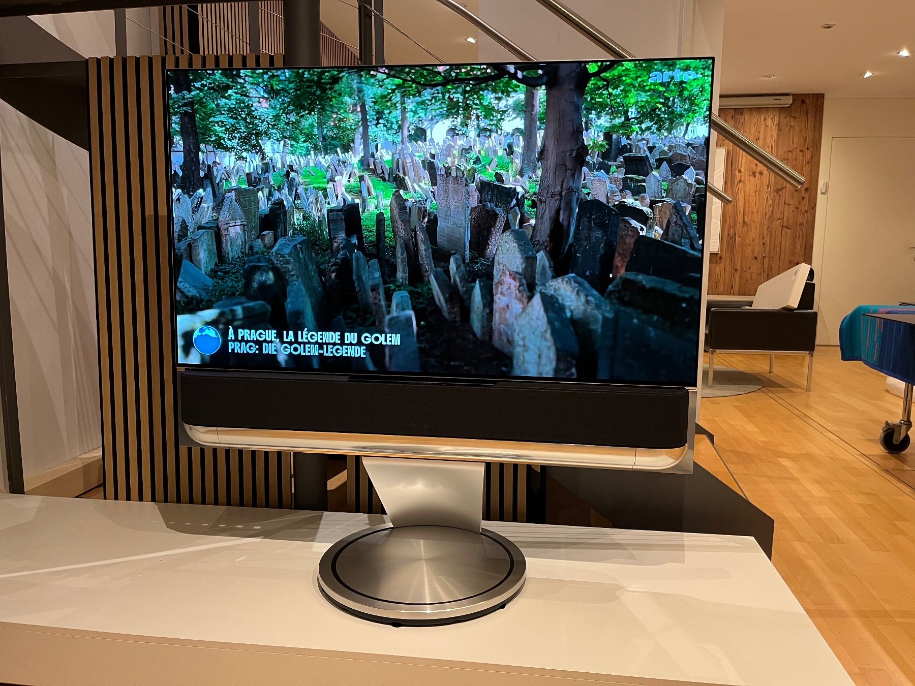 Bang & Olufsen Televisori: BeoVision Theatre 55" mit Motorbodenstandfuss – Usato da Schwanden i. E. venduto da Kuesu811 1