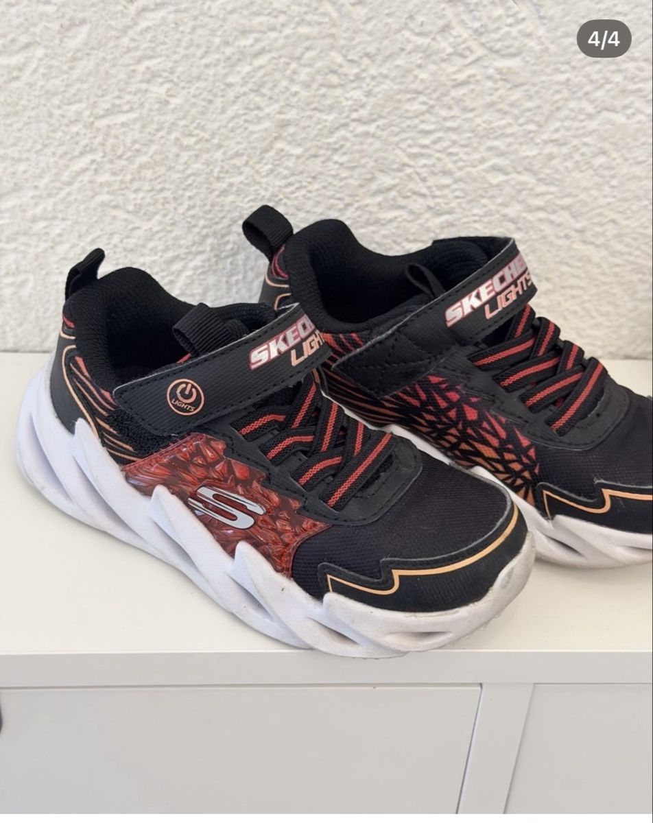 Skechers Schuhe für Jungen: Kinderschuhe Skechers mit Lichtern Grösse 33 gebraucht – Gebraucht aus Stilli von Bana_db