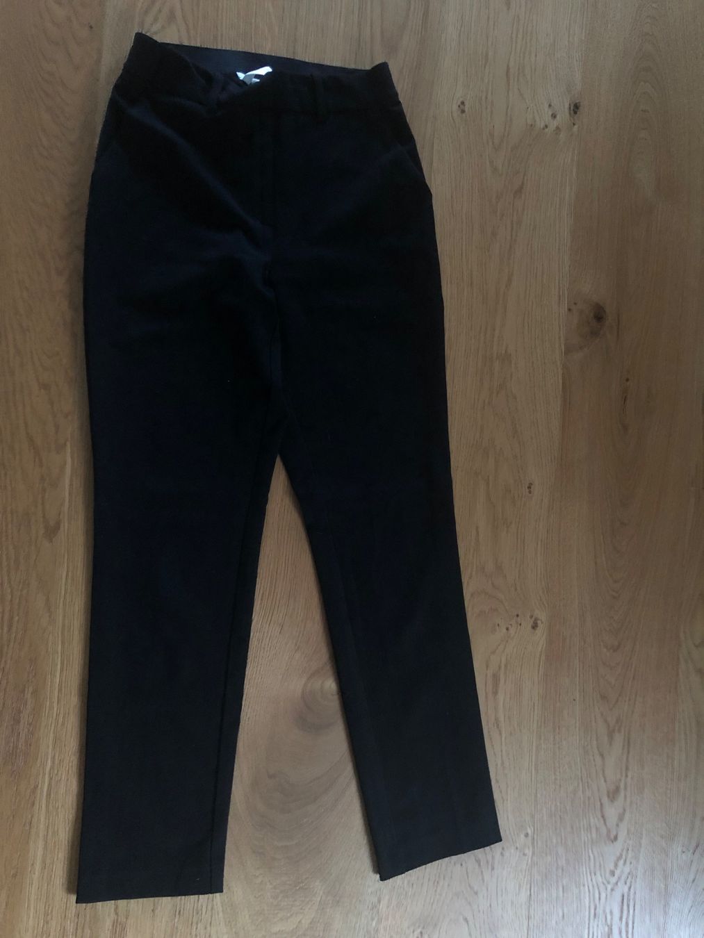 H&M Pantaloni: STOFFHOSE H&M 34 schwarz – Usato da Wattwil venduto da jopara